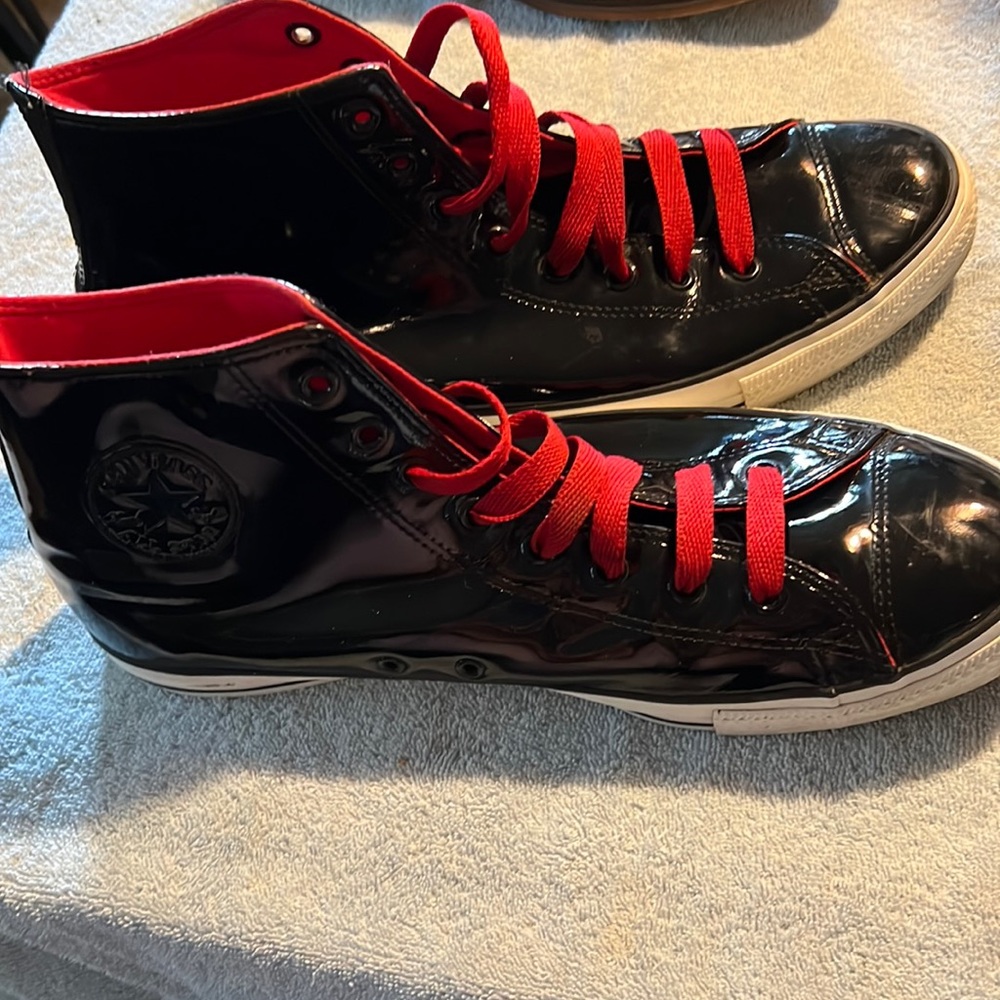 Converse All Star Black Glossy Leather with Red high top  Like New. Unique.